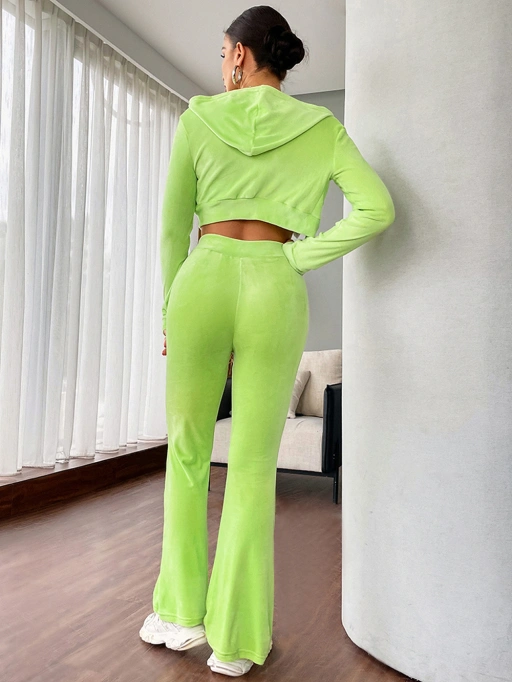 Fotografia profissional de produtos AI para conjuntos de moletom com modelo negro de corpo curvilíneo, apresentando modelo negro usando conjuntos esportivos em sala de estar minimalista moderna, estilo confiante e moderno.