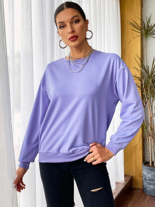 Photo professionnelle montrant des sweat-shirts portés par un mannequin studio dans une salle blanche minimaliste, style professionnel.