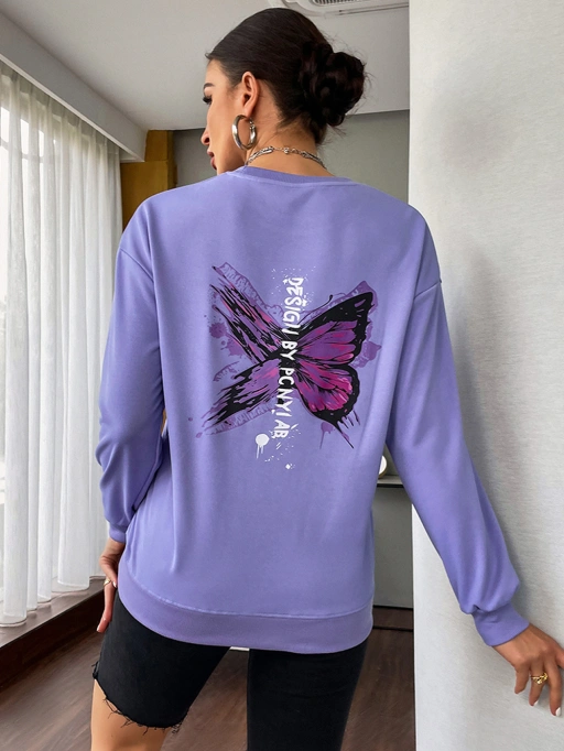 Imagen profesional de colocar prendas en modelo con IA para sudaderas con modelo de estudio, destacando Modelo Negro usando sudaderas en estudio blanco minimalista, estilo relajado.