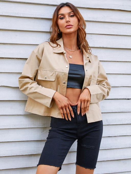 ภาพมืออาชีพ AI สร้างรูปภาพโมเดลสวมใส่แจ็คเก็ตทรง Crop สำหรับผู้หญิง พร้อมโมเดลสตูดิโอสวมแจ็คเก็ตทรง Crop บนพื้นหลังผนังไม้ชิ้งเกิล สไตล์มั่นใจและมีสไตล์