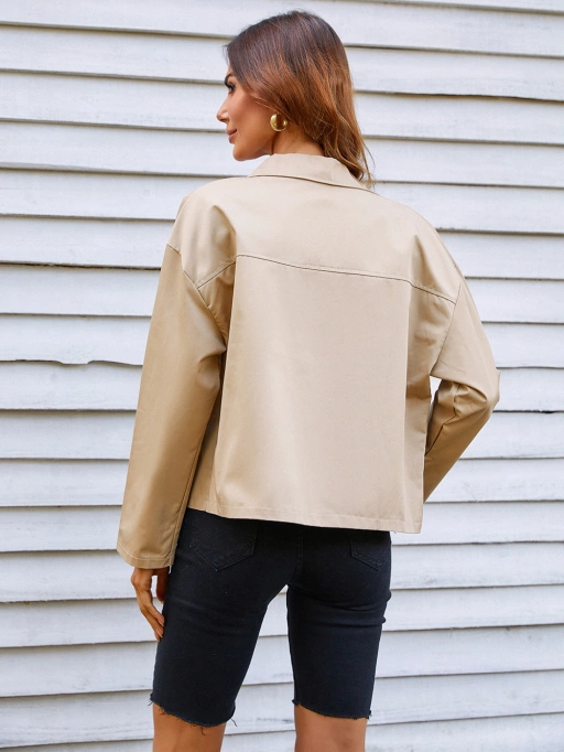 ภาพถ่ายผลิตภัณฑ์ AI มืออาชีพสำหรับแจ็คเก็ตที่แสดงแบบจำลองสตูดิโอสวมแจ็คเก็ตในพื้นหลังผนังขาวเรียบง่าย สไตล์มืออาชีพ