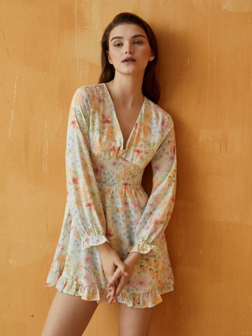 专业虚拟模特替代方案:工作室模特身着连衣裙搭配极简橙色工作室背景墙,轻松风格。