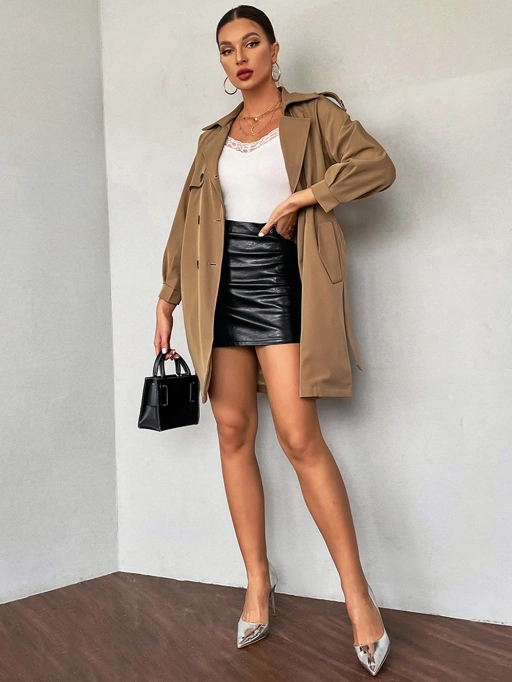 Fotografia de Moda Profissional com IA para Casacos Trench com Modelo Negro, apresentando Modelo Negro usando Casacos Trench em Estúdio Branco Minimalista, estilo profissional.