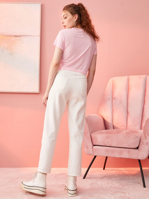 Chụp ảnh sản phẩm AI chuyên nghiệp cho trang phục thường ngày nữ với Mẫu Studio, người mẫu mặc áo phông và quần ở Studio hồng pastel tối giản, phong cách thanh lịch và thong thả.