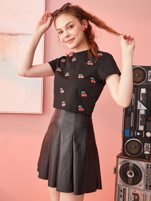 Fotografi Produk AI Profesional menampilkan Model Studio mengenakan T-shirt Print Ceri dan Rok Kulit di Latar Belakang Merah Muda Minimalis, gaya Gembira Retro.