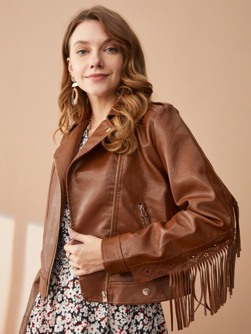 Maniquí Fantasma para Modelo de Chaquetas de Cuero con Modelo de Estudio, mostrando Modelo de Estudio usando Chaquetas de Cuero en Fondo de Estudio Minimalista, estilo profesional.