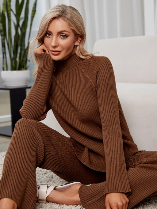 รูปภาพตุ๊กตาหุ่นไร้เงาแบบมืออาชีพสำหรับชุดถักนุ่มสบายพร้อมโมเดลสตูดิโอ แสดงโมเดลสวมชุดและชุดประสานในห้องนั่งเล่นมินิมอล สไตล์อบอุ่นและสง่างาม