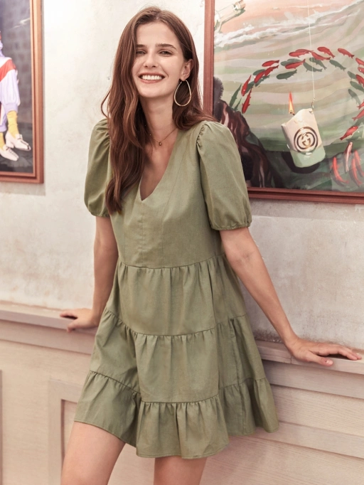 専門的なAIプロダクト写真:カシッドスタジオモデルがアートギャラリーインテリアでリラックススタイルのドレスを着用