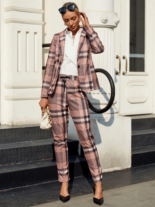 Профессиональная фотография в образе для костюмов с моделью в студии, модель в костюме на городской улице, стиль: профессиональный