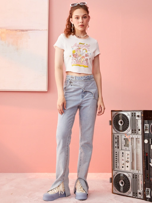 AI สร้างภาพเสื้อผ้าบนแบบจำลองสำหรับ Crop Top กับแบบจำลองสตูดิโอ แสดงแบบจำลองสวมเสื้อยืดและเสื้อตัวบนในสตูดิโอเรียบง่ายพร้อมเครื่องตกแต่งรีโทร สไตล์ทันสมัย