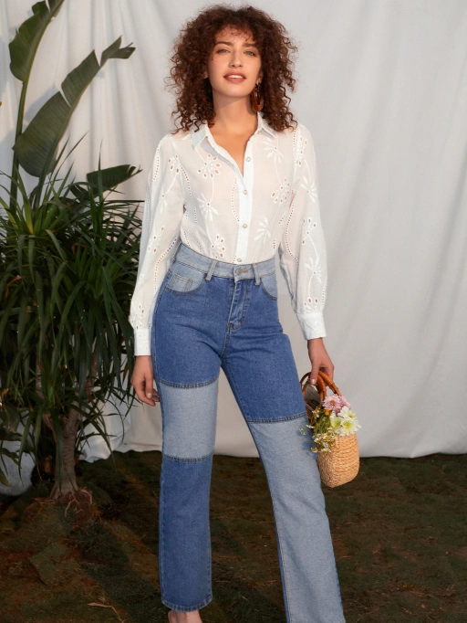 Fotografi Produk AI Profesional untuk Blus Wanita dan Celana Denim dengan Model Kulit Hitam yang menampilkan Model Kulit Hitam mengenakan Blus di Studio Putih Minimalis dengan Tanaman, gaya rileks.