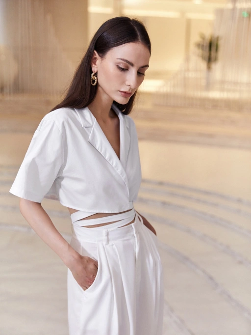 Fotografía profesional de producto con IA para vestido con Modelo de Estudio vistiendo vestido en Lobby de Hotel de Lujo, estilo lujo.