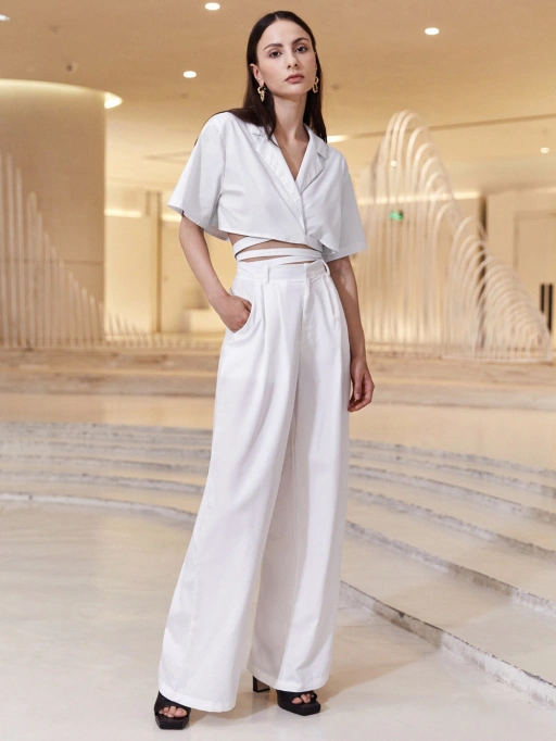 Photographie produit IA professionnelle pour ensemble deux pièces femme avec modèle de studio mettant en avant un modèle de studio portant des ensembles femme dans un hall d'hôtel de luxe, style luxueux.