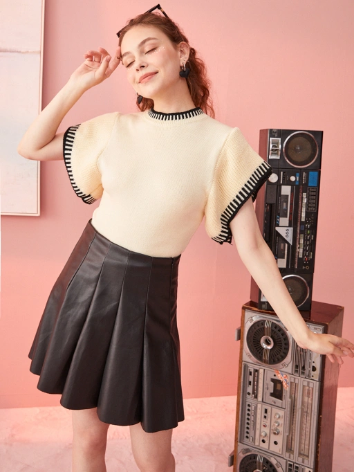 Foto profissional de roupas em modelo virtual com IA para suéter e saia feminina, mostrando modelo de estúdio vestindo suéter e saia em estúdio retrô com fundo rosa, estilo estiloso e relaxado.