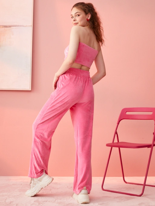 Профессиональный гост-манекен для брюк с моделью с пышными формами, стилизованной под студийную модель в минималистичной розовой студии, профессиональный стиль.