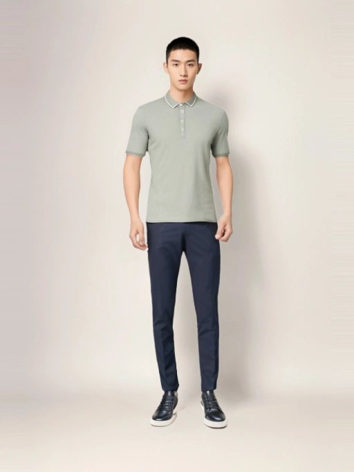 ภาพ AI ใส่เสื้อผ้าบนโมเดลสำหรับเสื้อเชิ้ตโปโลชาย พร้อมโมเดลสตูดิโอ แสดงเสื้อเชิ้ตโปโลชายในสตูดิโอขาวเรียบง่าย โทนสีมืออาชีพ