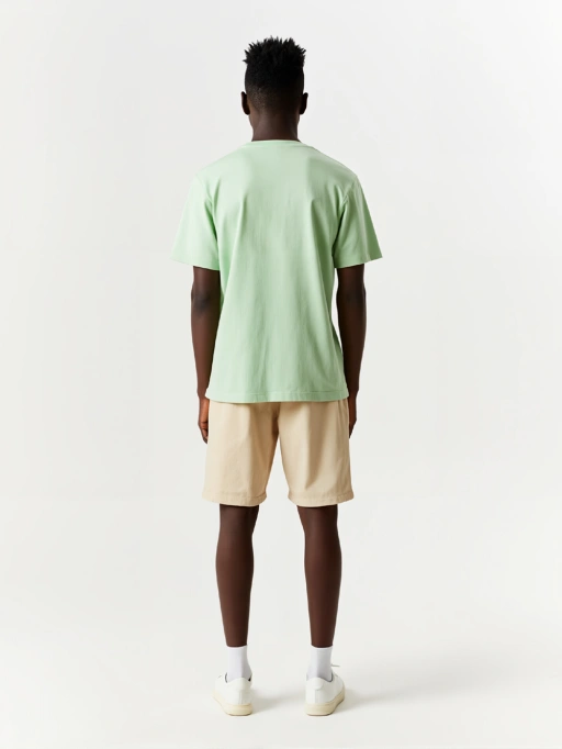 Foto Produk AI Profesional untuk Kaos Pria dengan Model Afrika-Amerika di Studio Putih Minimalis, Gaya Profesional