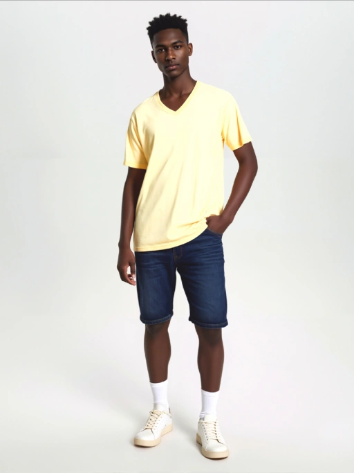 Fotografia profissional de produtos com IA para camisetas com modelo negro, mostrando modelo negro usando camisetas em estúdio branco minimalista, estilo profissional.