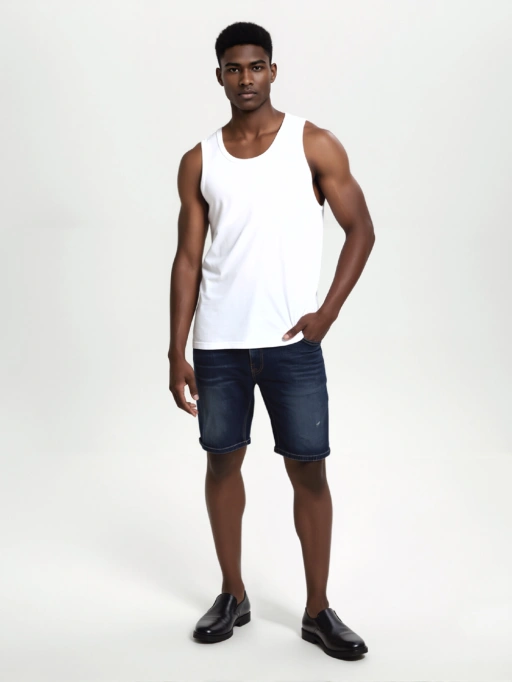 ภาพ AI ใส่เสื้อผ้าบนโมเดลสำหรับชุดลำลองชายกับโมเดลผิวสีดำ แสดงโมเดลผิวสีดำสวมเสื้อแขนกุดในสตูดิโอขาวแบบเรียบง่าย สไตล์มืออาชีพ