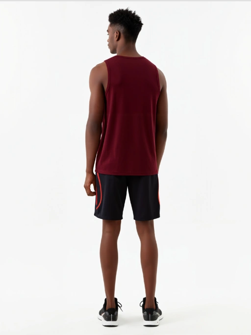 전문적인 남성 스포츠웨어 AI 의상 착용 이미지: 흑인 모델이 미니멀 화이트 스튜디오에서 남성 액티브웨어를 착용한 모습