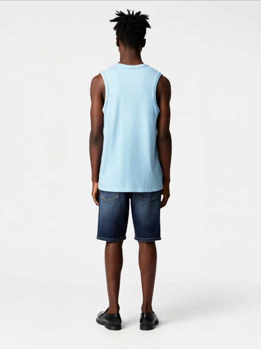 Foto profissional de manequim fantasma para camisetas sem manga com modelo negro masculino, apresentando modelo negro vestindo regatas em estúdio branco minimalista, estilo profissional.